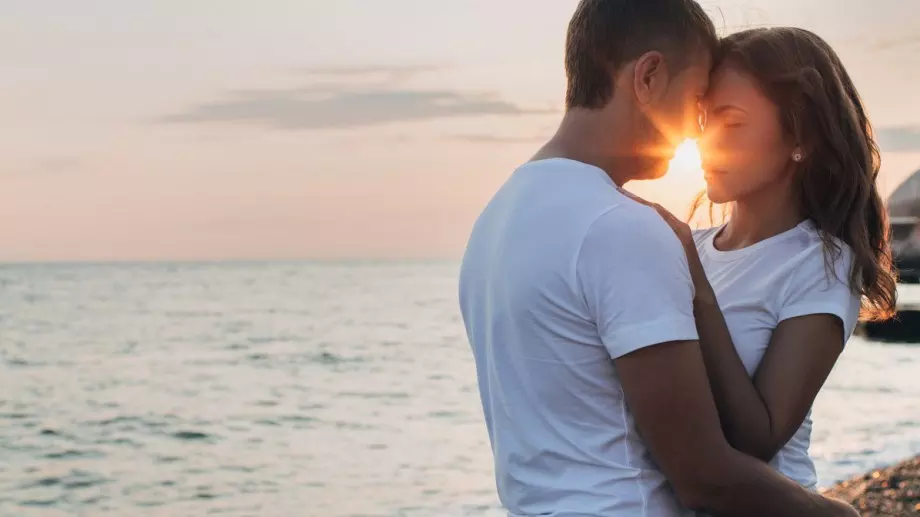 Обичай ме без думи, нежно и истински   