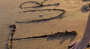 Пишете болките в пясъка