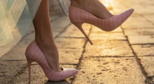 6 дрехи, които не трябва да носите с високи токчета