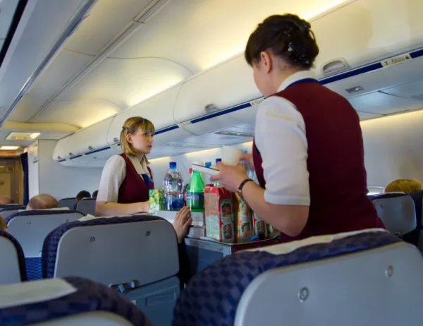 Проучване: 40% от стюардесите биват физически малтретирани по време на полет