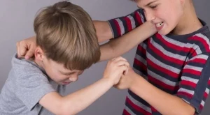 Дете наранява. Защо децата правят така?