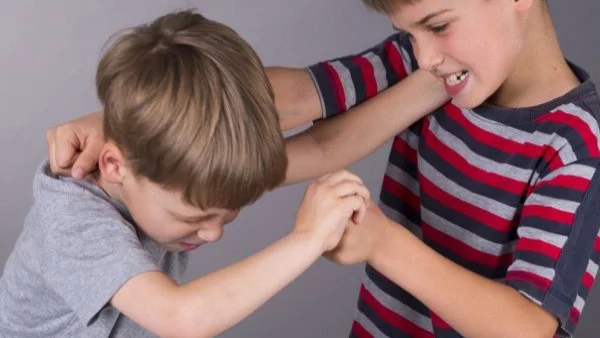 Дете наранява. Защо децата правят така?