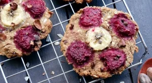 Безглутенови бисквитки с банан и малини