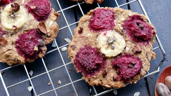 Безглутенови бисквитки с банан и малини