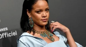 Риана се натиска с непознат мъж (снимки)