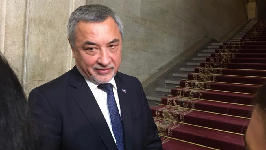 Одобрявате ли акциите на Валери Симеонов срещу шума по морето?