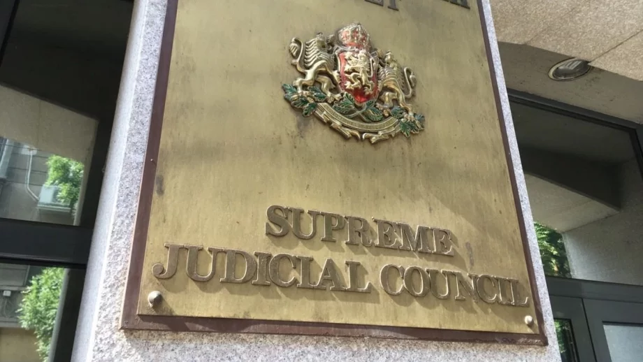 Магистратите ще получат по половин заплата коледен бонус