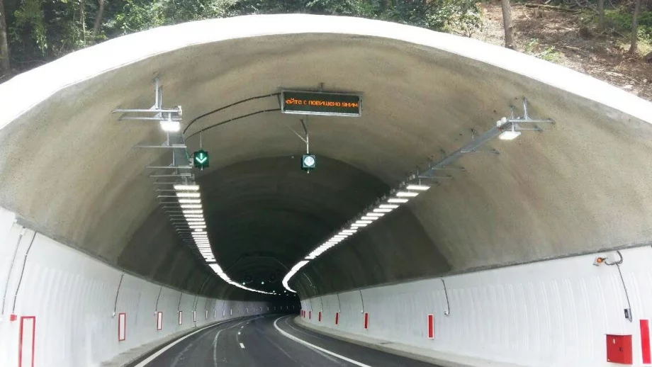 Авария изключи временно осветлението в тунел "Траянови врата"