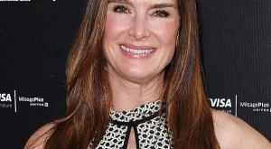 52-годишната Брук Шийлдс се съблече по бельо