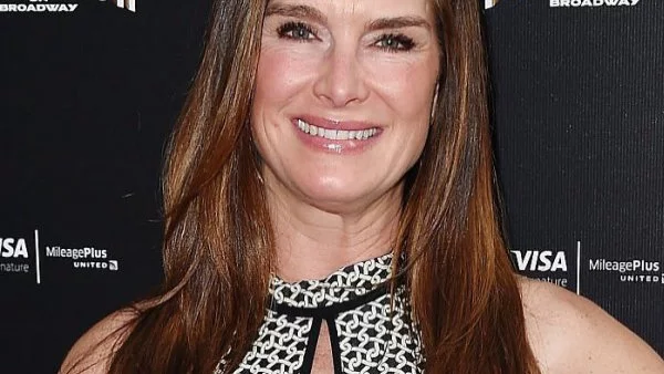 52-годишната Брук Шийлдс се съблече по бельо