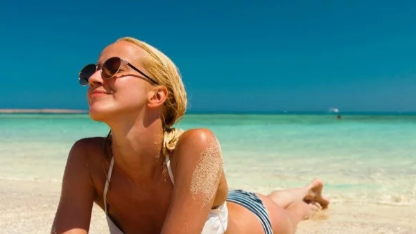 С тези пози ще изглеждаш по-слаба на плажните снимки