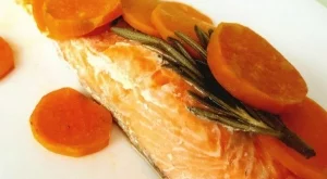 Сьомга във фолио с розмарин