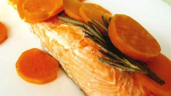 Сьомга във фолио с розмарин