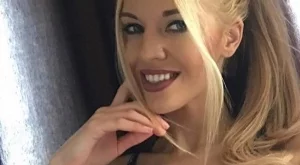 Синоптичката Натали Трифонова релаксира на плажа (снимки)