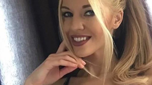 Синоптичката Натали Трифонова релаксира на плажа (снимки)