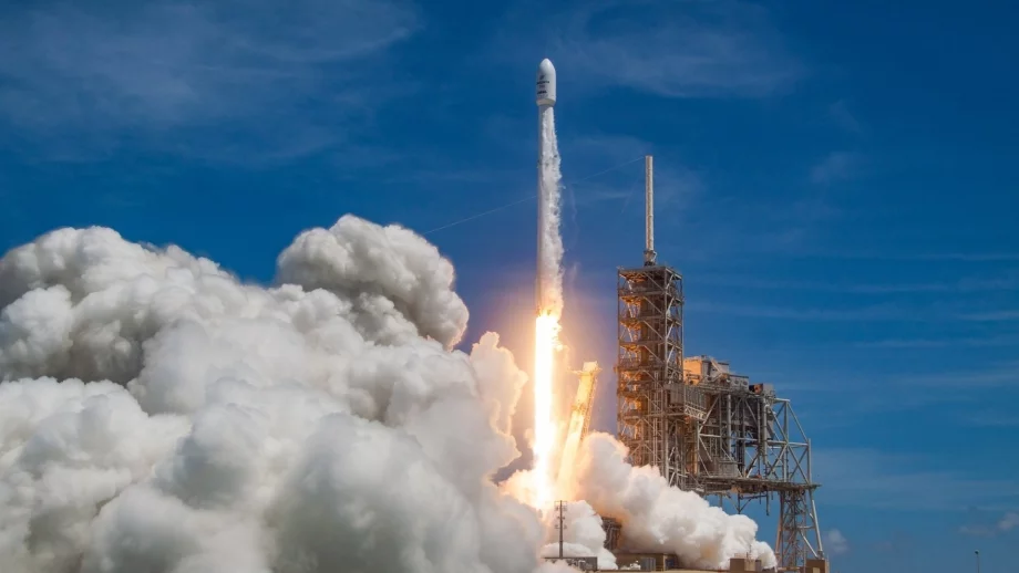 BulgariaSat-1 достигна българската позиция на геостационарната орбита