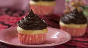 Ванилови мъфини с шоколадова глазура