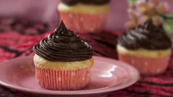 Ванилови мъфини с шоколадова глазура