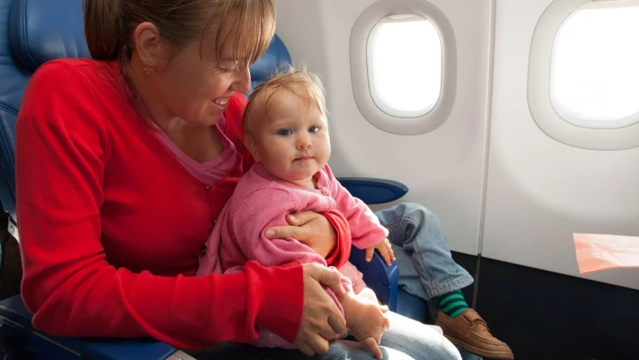 С бебе в самолета – съвети за оцеляване