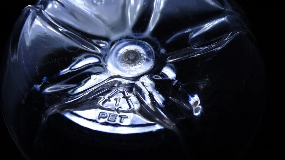 НЕ използвайте пластмасова бутилка повече от веднъж - може да е опасно