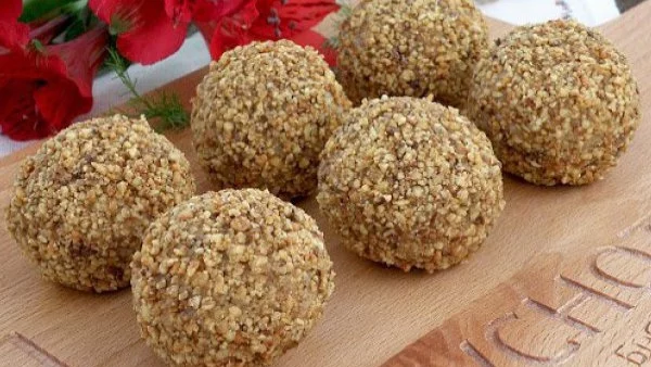 Топчета от шарен боб с печени орехи