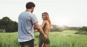 Тези зодии НЕ показват чувствата си на публично място      