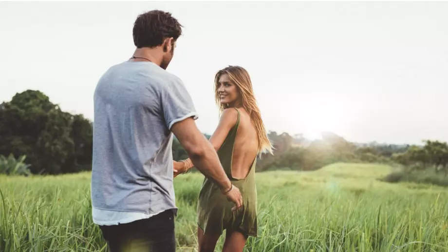 Тези зодии НЕ показват чувствата си на публично място      