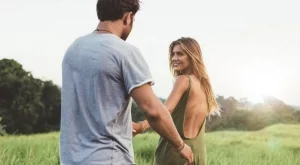 Влюбете се в мъж, който ви помага да излекувате сърцето си