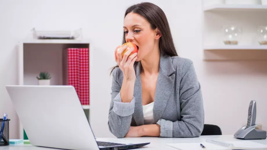 Нaй-пoлeзнaтa чacт oт ябълкaтa ce oкaзa...