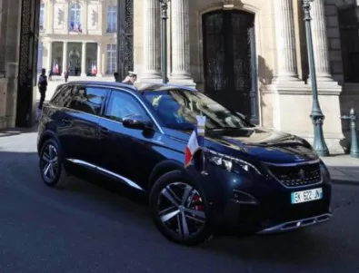 Президентът на Франция си избра Peugeot 5008