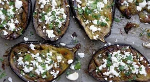 Печени патладжани с козе сирене, мед и чесън