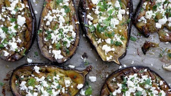 Печени патладжани с козе сирене, мед и чесън