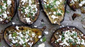 Печени патладжани с козе сирене, мед и чесън 