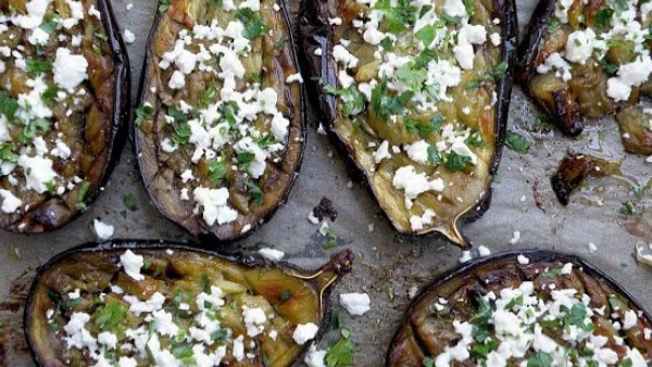 Печени патладжани с козе сирене, мед и чесън