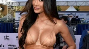 Никол и Гришо се натискат на плажа (снимки)