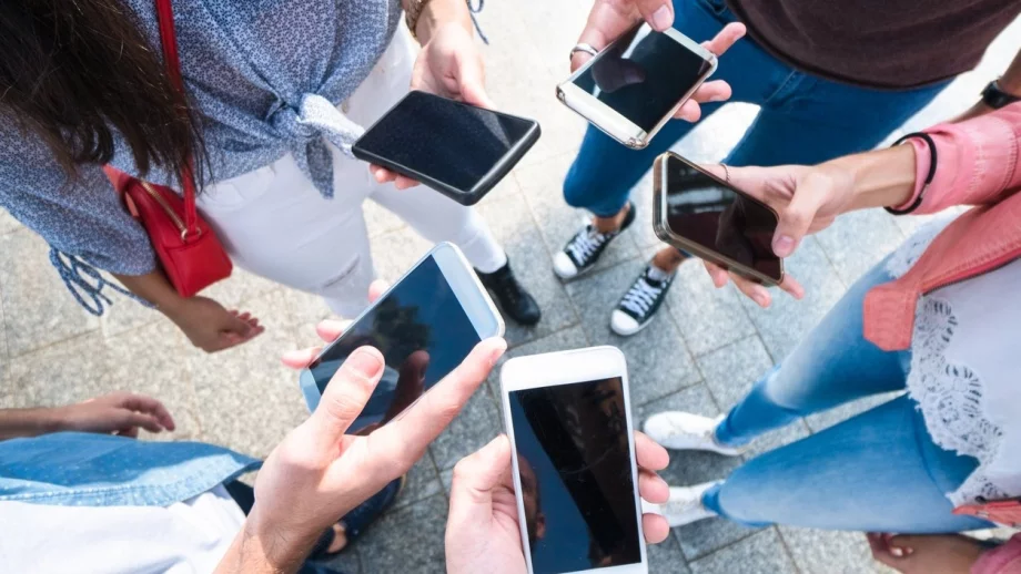 Китайските техгиганти правят тези 5 неща по-добре от Apple и Samsung