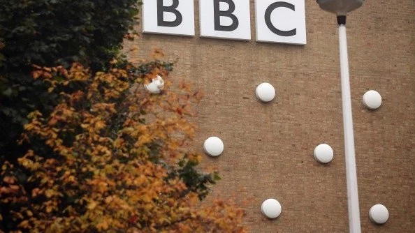 Разкриха какви са заплатите на топ водещите и журналистите в BBC