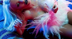 Гери-Никол се качва за първи път на сцената на Megami Club – Hotel Marinela