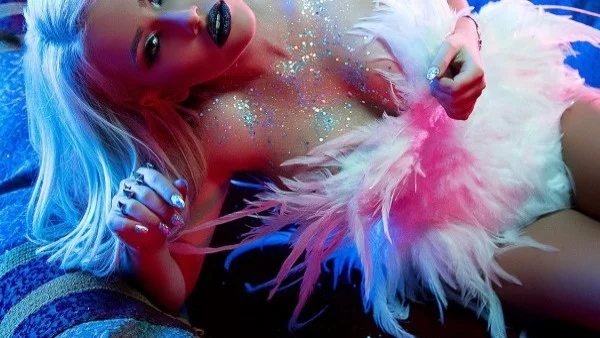 Гери-Никол се качва за първи път на сцената на Megami Club – Hotel Marinela