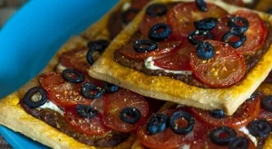 Солен тарт с бутер тесто, рикота и маслини