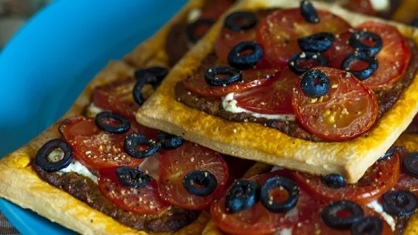 Солен тарт с бутер тесто, рикота и маслини