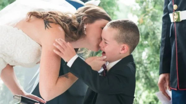 Булка даде трогващ обет на доведения си син (видео)
