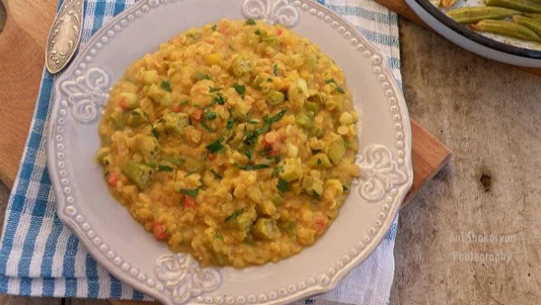 Червена леща с къри и бамя