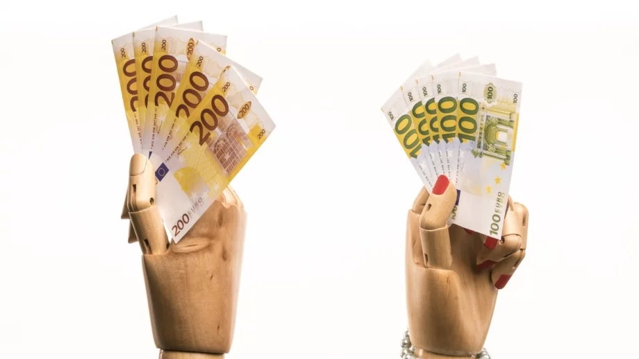 Защо жените не печелят повече? Вината не е само в мъжете