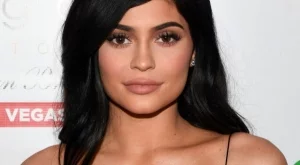 Кайли Дженър мери гърдите си ежедневно