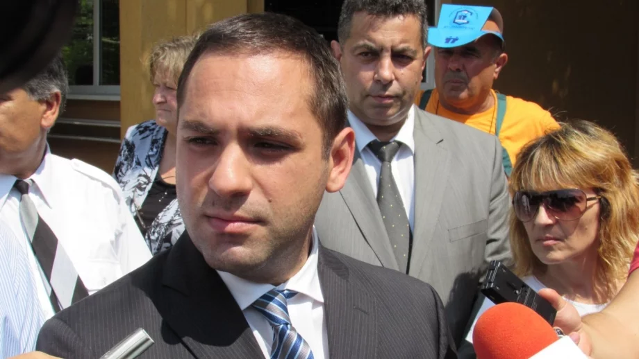 Караниколов: Държавата застава зад работниците от "Емко"