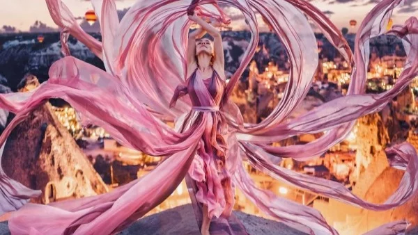 Красиви рокли на фона на невероятни пейзажи