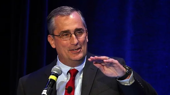 Шефът на Intel напусна заради афера с колежка, кой ще го замени?