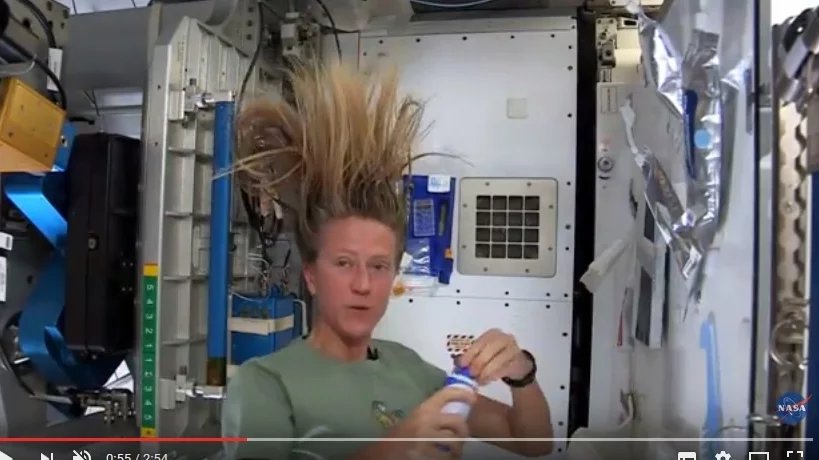 Как се мие коса в Космоса (Видео)