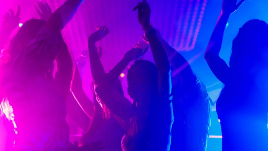 Смешка на деня: Две мутри в бар